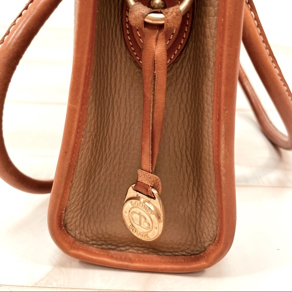 Vintage Dooney & Bourke Tan Camel Leather zip Top Bag All Weather Leather Barrel - Picture 8 of 9